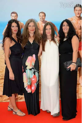 Группа Las Ketchup выступила на "Неделе высокого юмора Comedy Club" в Юрмале