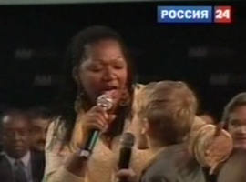 На благотворительном концерте Лиз Митчелл и Ингрид выступили на одной сцене с В. Путиным